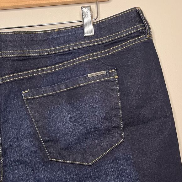 #117 R|evolution by Ricki’s Brooke Mid-rise Dark Denim Short - Picture 3 of 6